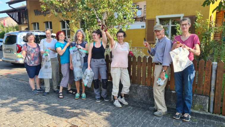 Das Neophyten-Team Reinach entfernt gemeinsam invasive Pflanzen.  Foto: Gemeinde Reinach